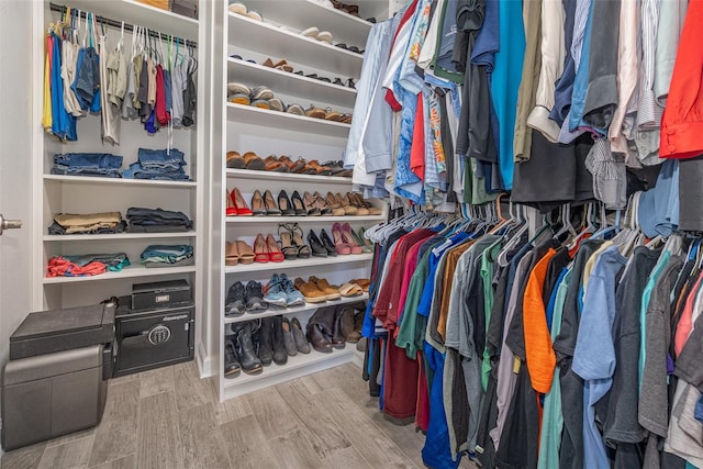 walk in closet with hardwood / wood-style floors