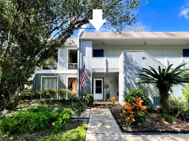 view of front of home featuring a balcony