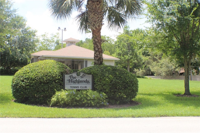 community / neighborhood sign featuring a lawn