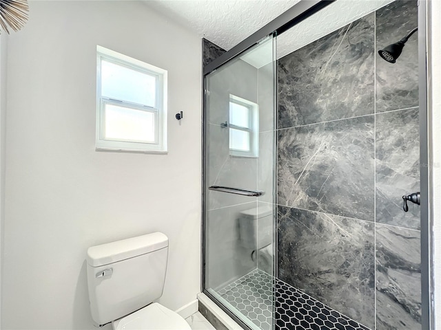 bathroom with toilet, a textured ceiling, and an enclosed shower