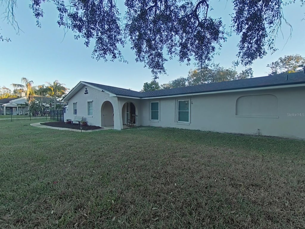 view of front facade featuring a front lawn