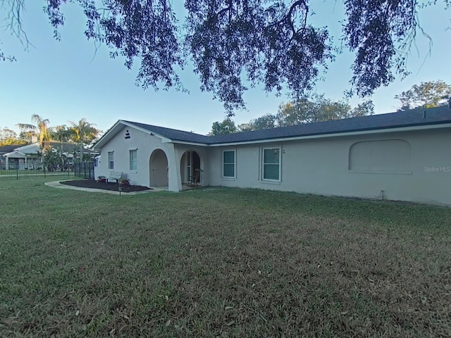 view of front facade featuring a front lawn