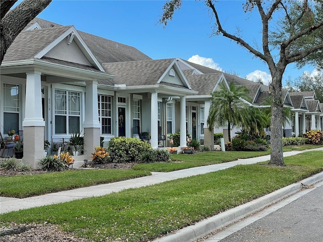 view of front of property featuring a front yard