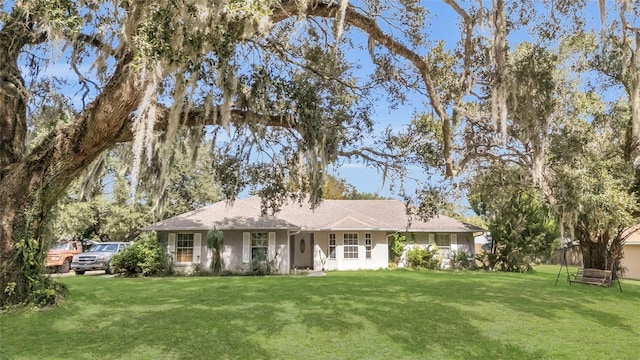 view of front of house featuring a front lawn