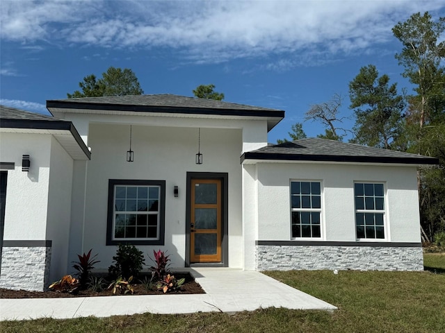 view of front facade featuring a front yard