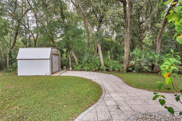 view of yard featuring a storage unit