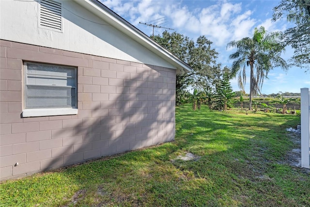 view of side of property featuring a lawn