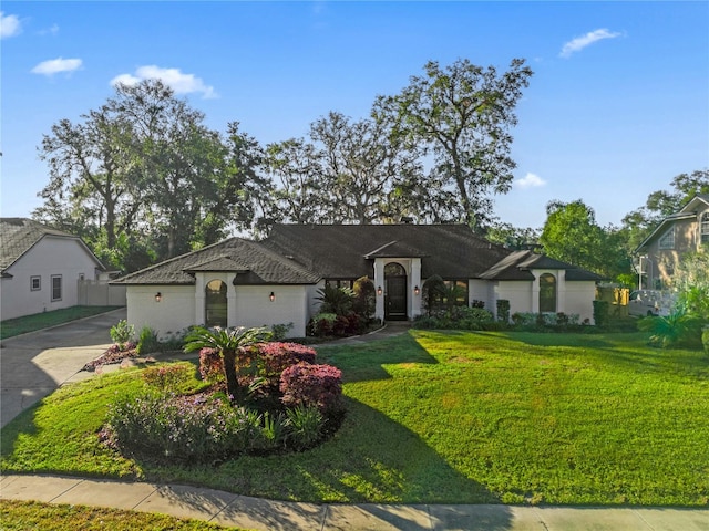 view of front facade featuring a front lawn