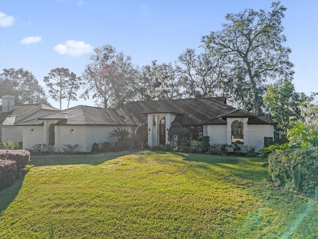 view of front facade featuring a front yard