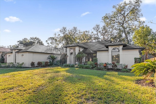 view of front facade with a front yard