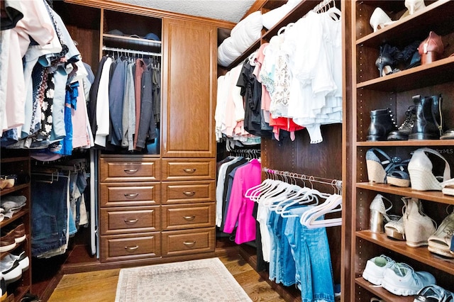 walk in closet with hardwood / wood-style floors