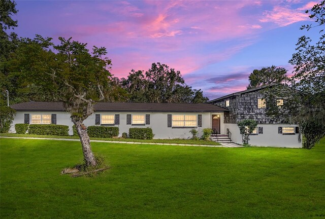 view of front of house featuring a lawn