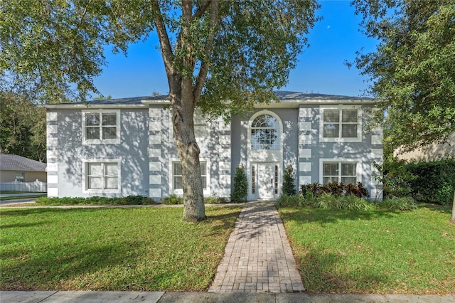 view of front facade featuring a front lawn