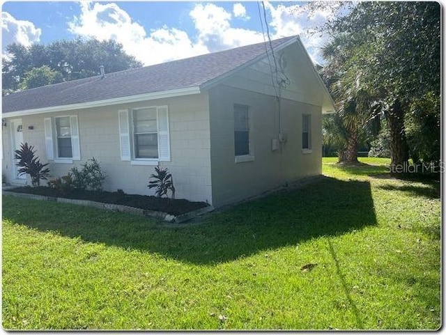 view of side of property featuring a lawn