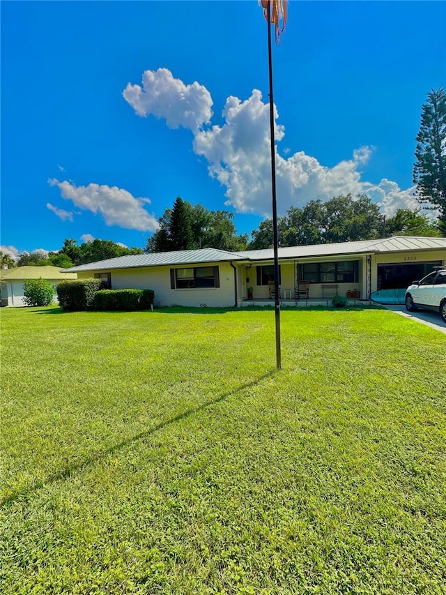 ranch-style home featuring a front lawn