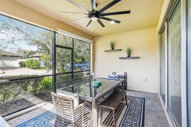 sunroom with ceiling fan