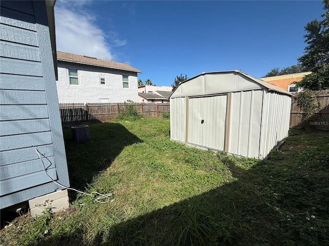 view of yard featuring a shed