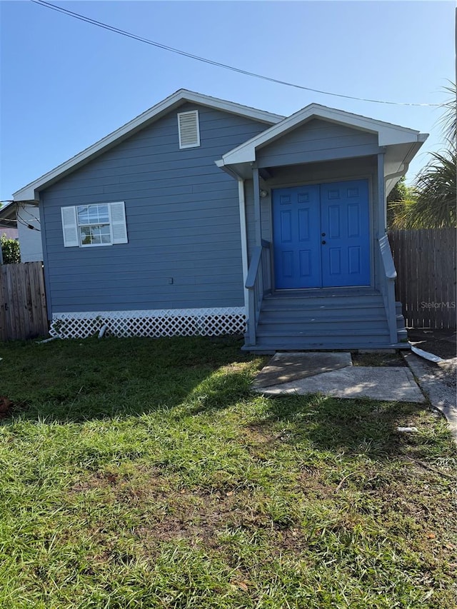 view of front of property featuring a front lawn