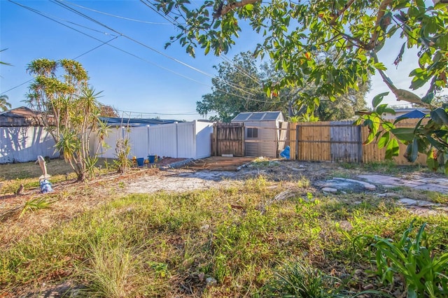 view of yard featuring an outbuilding