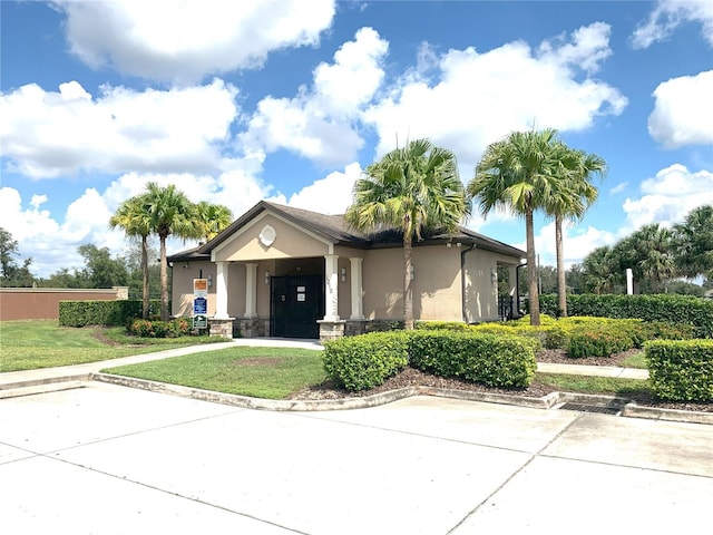 view of front of property featuring a front yard