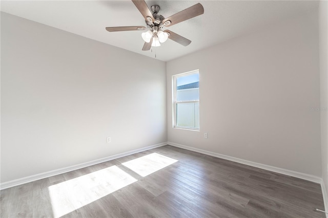 unfurnished room with dark wood-type flooring and ceiling fan