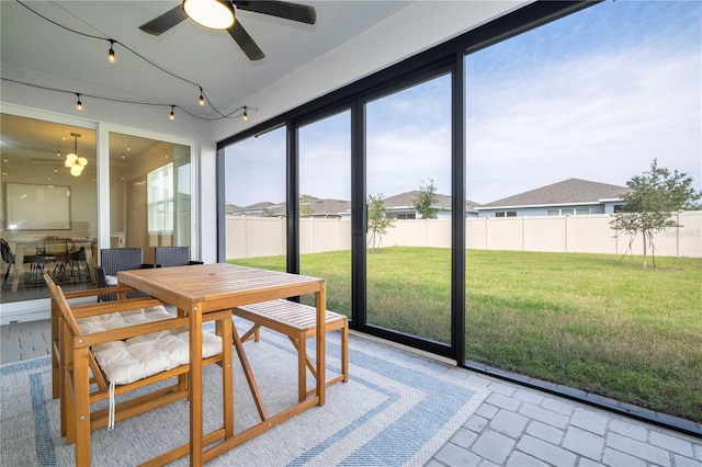 sunroom with ceiling fan