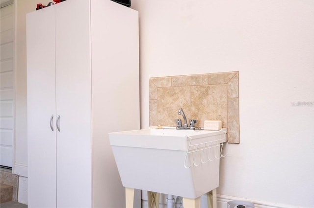 bathroom with backsplash