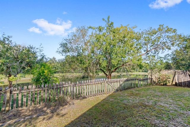 view of yard featuring a water view