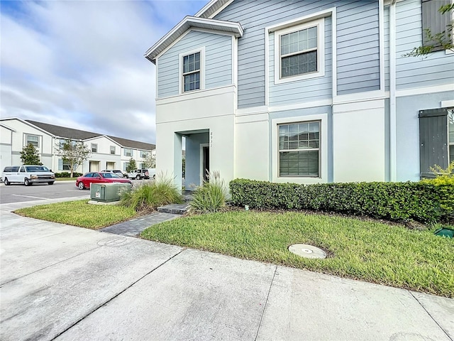 view of front of house featuring a front lawn