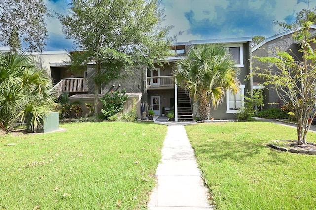 view of front of house featuring a front lawn