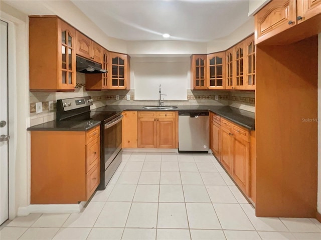 kitchen with sink, decorative backsplash, stainless steel appliances, and light tile patterned floors