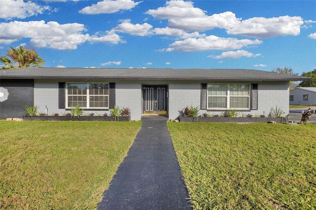 single story home featuring a front yard