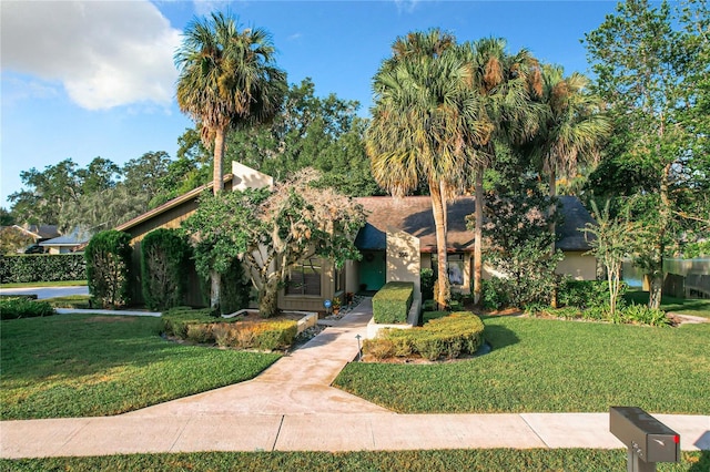 view of front of home featuring a front lawn