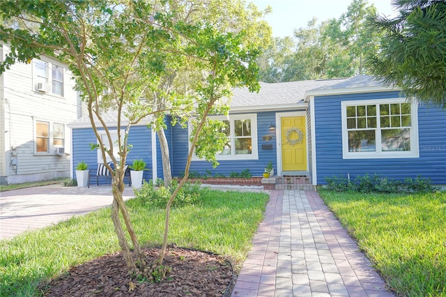 view of front of property with a front yard