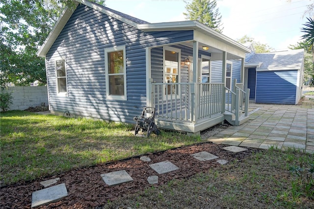 view of front of property with a front yard