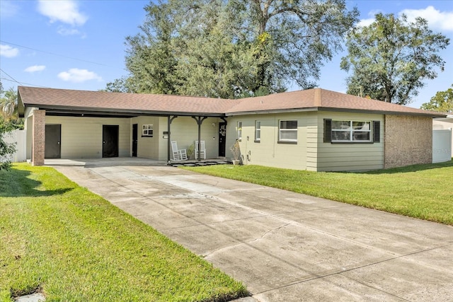 ranch-style home featuring a front lawn