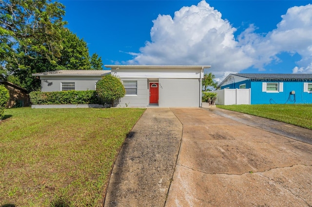 single story home featuring a front lawn