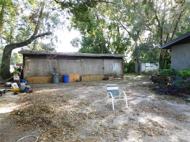 view of yard featuring a storage unit