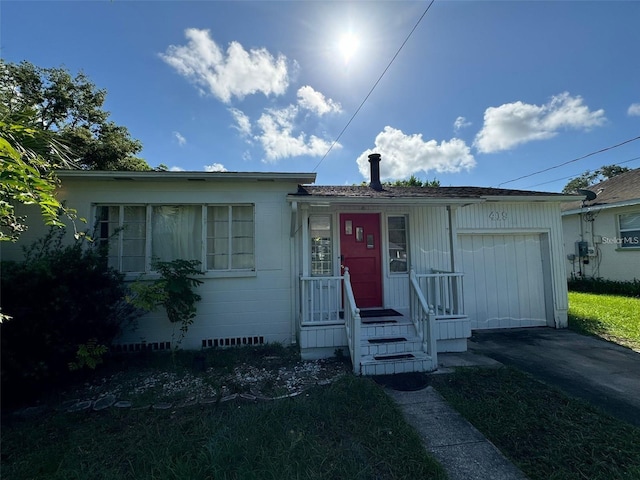 view of front of house featuring a front lawn and a garage