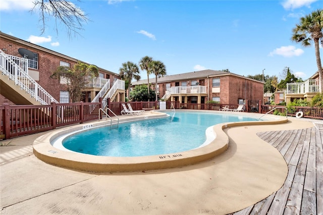 view of swimming pool