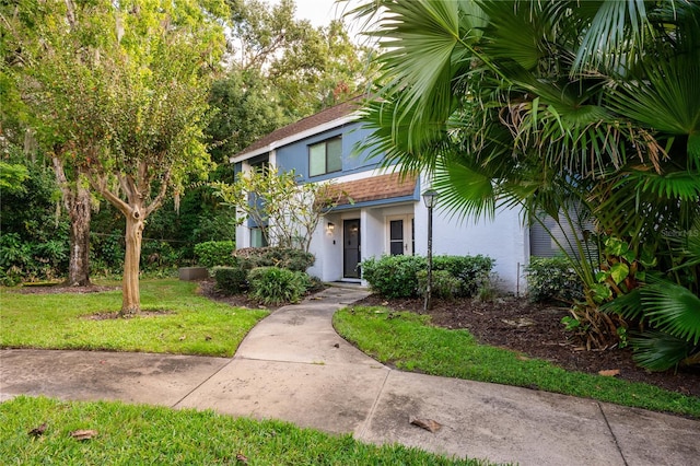 view of front facade with a front yard