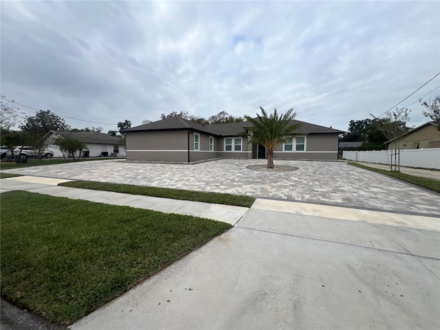 view of front of house featuring a front yard