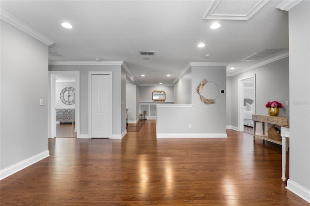 living area featuring recessed lighting, visible vents, baseboards, dark wood-style floors, and crown molding