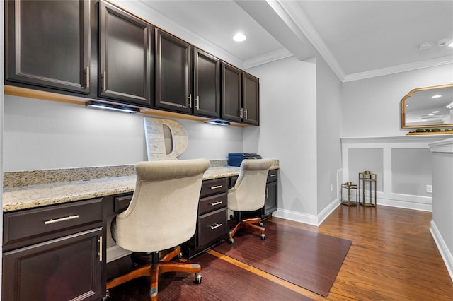 office area with recessed lighting, ornamental molding, dark wood-type flooring, built in study area, and baseboards