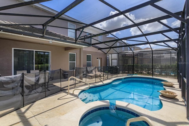 5295 Wildwood Way, Davenport, FL 33837 - view of swimming pool with a patio, a pool with connected hot tub, and a lanai