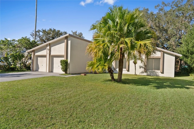 view of front of house featuring a front lawn and a garage