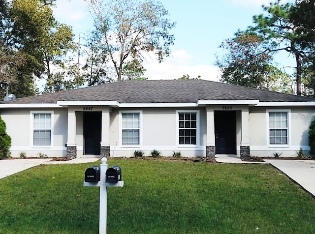 view of front facade featuring a front lawn