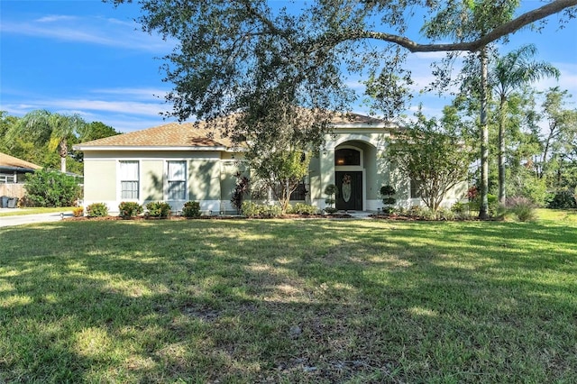 view of front facade featuring a front lawn