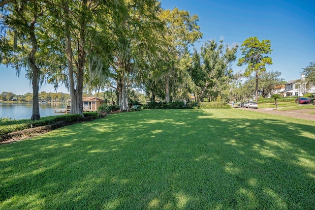 view of yard featuring a water view