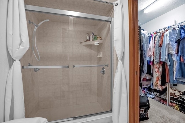 bathroom featuring a shower with shower curtain